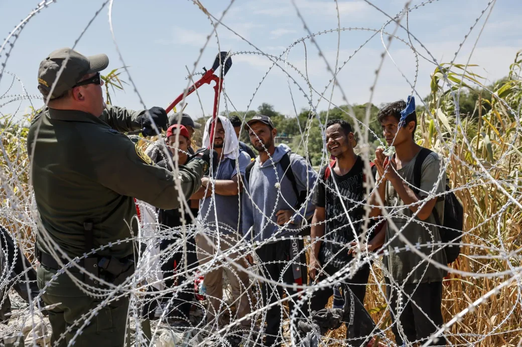 Razor-wire-doesnt-deter-migrants-at-Mexico-Texas-border-Los-Angeles