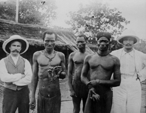  Picture captured by Alice Seely Harris in Baringa depicting Bompenju, Lofiko—brothers of Nsala—, a third person, John Harris and Edgar Stannard with the hands of Lingomo and Bolengo, which have allegedly been killed by sentries of the ABIR.